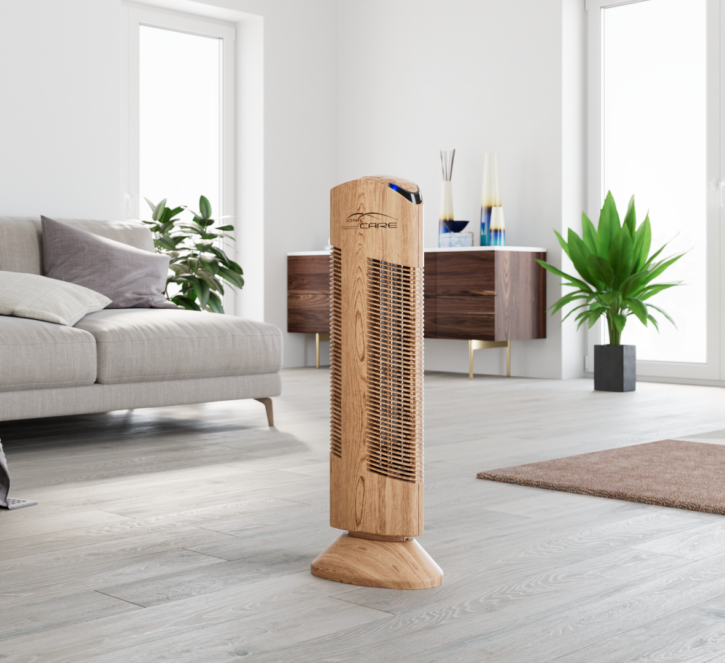 Čistička vzduchu Ionic-CARE z dubového dreva v obývacej izbe s pohovkou na pozadí kvety