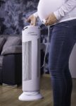 Bílá čistička v inČistička vzduchu Ionic-CARE držaná tehotnou ženou, farba perleťovo biela