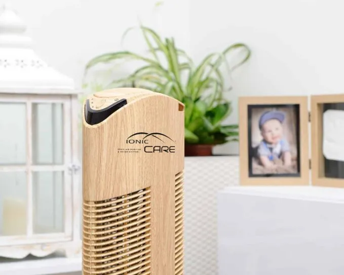 Čistička vzduchu Ionic-CARE v detaile hornej časti, dekor drevo dub