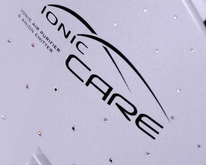 Čistička vzduchu Ionic-CARE, detail loga s kryštálmi, perleťovo biela zdobená kryštálmi