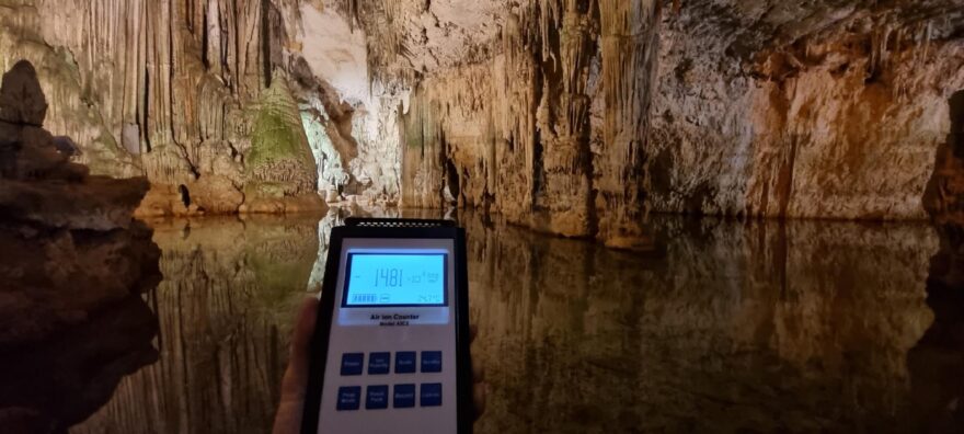 Měřící přístroj záporných iontů v Neptunově jeskyni na Sardínii.