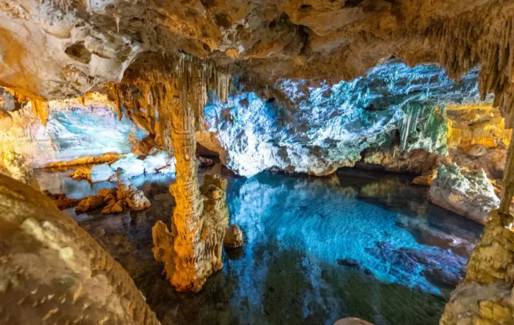 Jezero v Neptunově jeskyni na Sardinii.