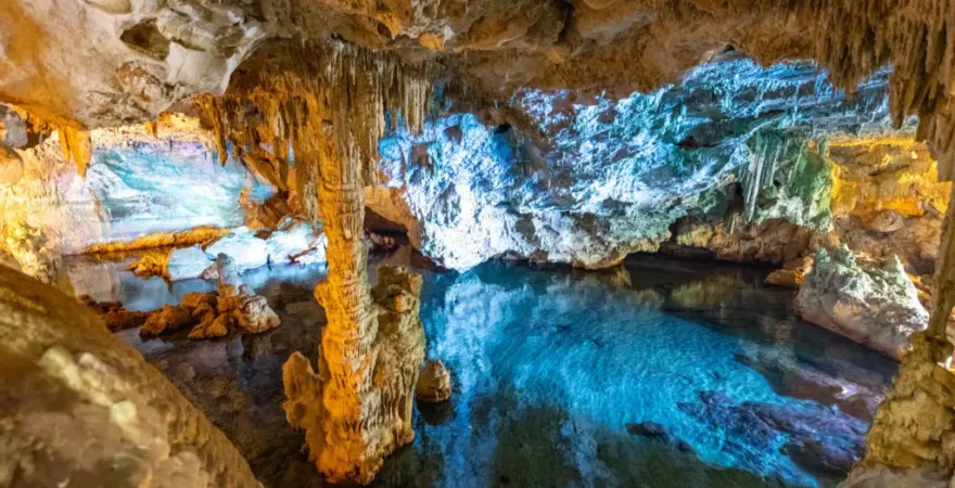 Jezero v Neptunově jeskyni na Sardinii.