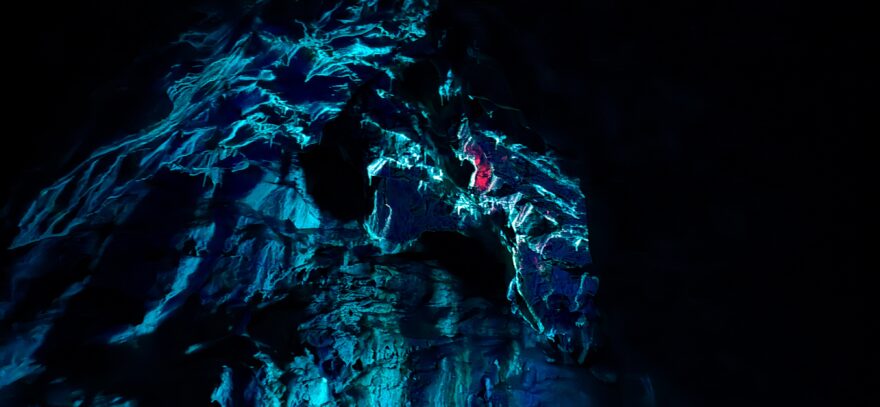 Luminiscence uvnitř Bozkovských dolomitových jeskyních.