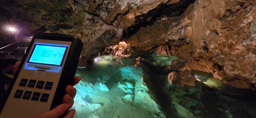 Měření iontů v Bozkovských dolomitových jeskyních.