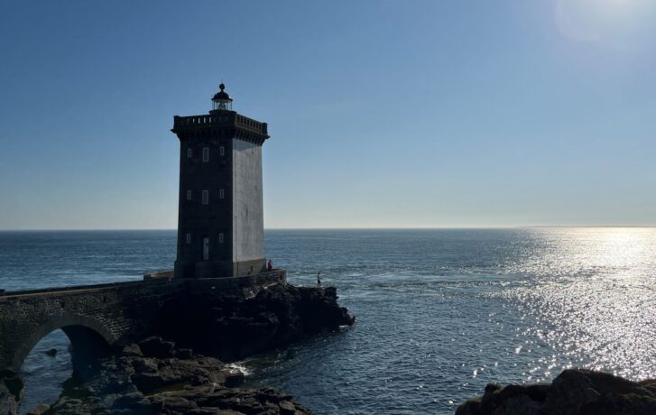 Maják Kermorvan při západu slunce.