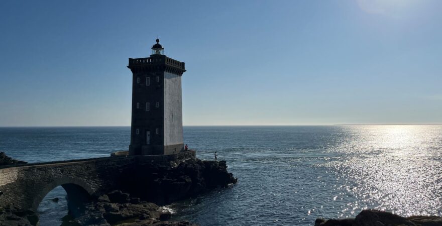 Maják Kermorvan při západu slunce.