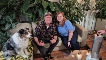 Láďa Hruška a Eliška Tlapáková se psem a čističkou vzduchu