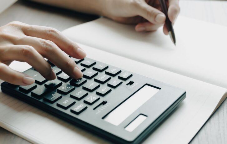 Levná čistička vzduchu a výpočet nákladů na náhradní HEPA filtry na kalkulačce.