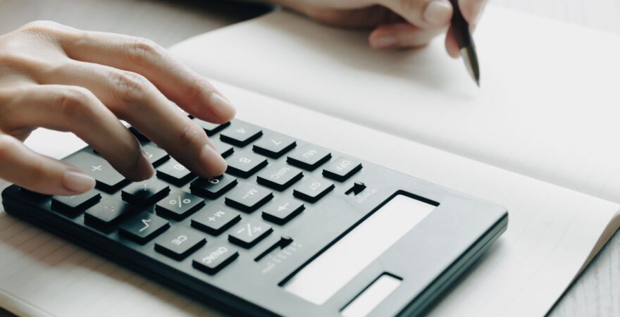 Levná čistička vzduchu a výpočet nákladů na náhradní HEPA filtry na kalkulačce.