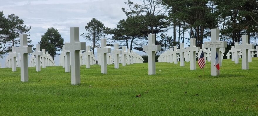 Kříže padlých vojáků na americkém hřbitově v Colleville Sur Mer.