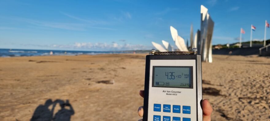 Lovci iontů, kteří na pláži Omaha měří záporné vzdušné ionty.