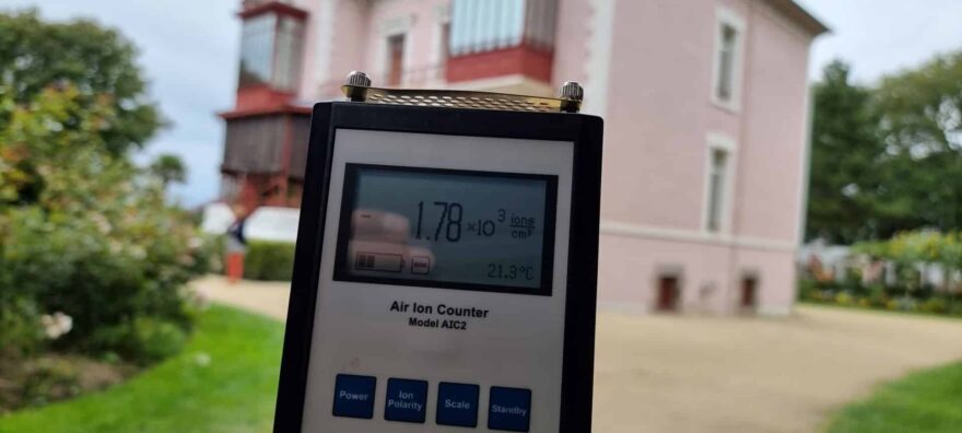 Měření iontů v zahradě domu Christiana Diora.