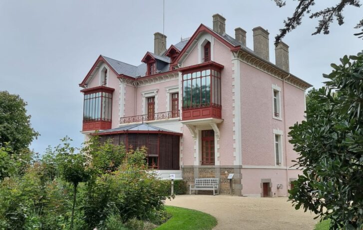 Dům a zahrada Cristiana Diora ve Francii.