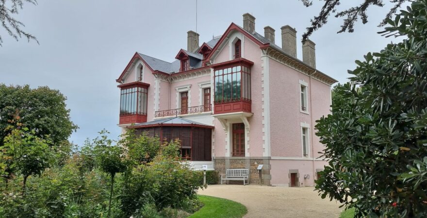 Dům a zahrada Cristiana Diora ve Francii.