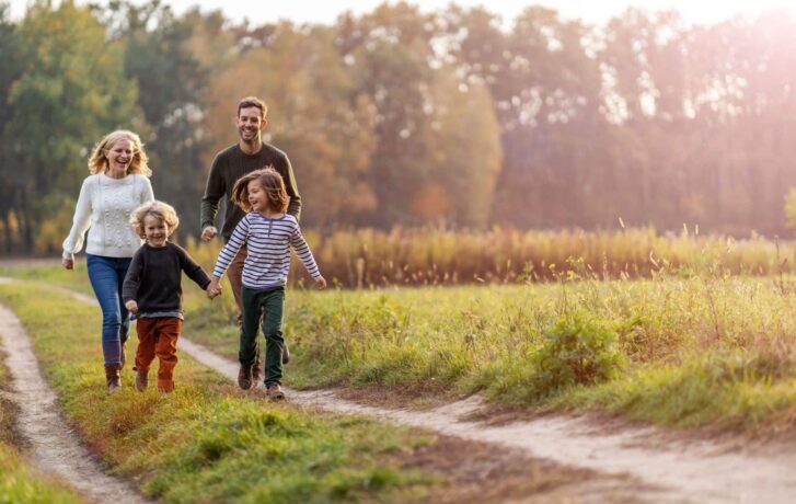 Rodina při procházce na kvalitním vzduchu.