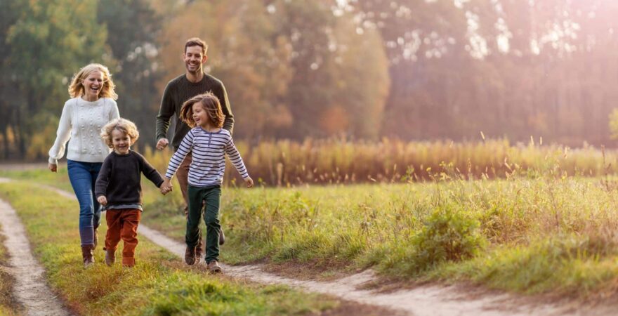 Rodina při procházce na kvalitním vzduchu.