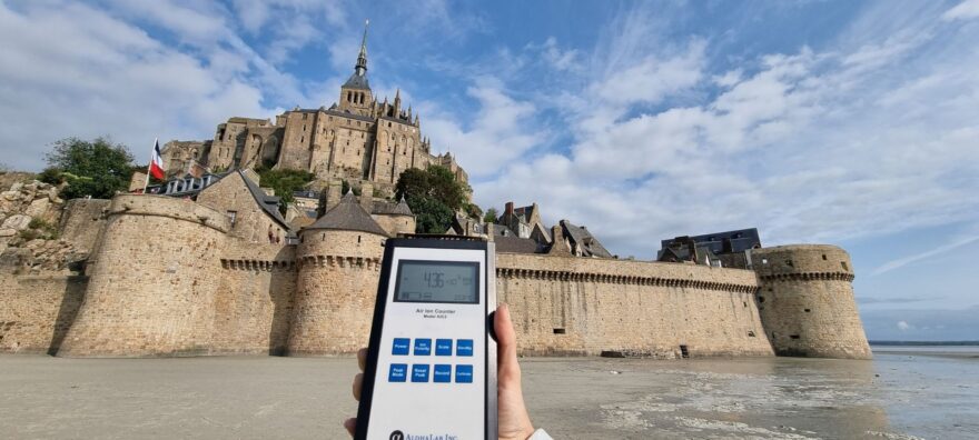 Lovci iónov meria pod hradbami v Mont-Saint-Michel.