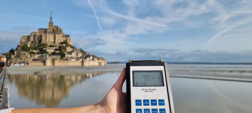 Lovci iónov merajú na moste pri Mont-Saint-Michel.