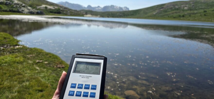 Lovci iónov pri jazere Lac de Nino na Korzike meracie ióny.