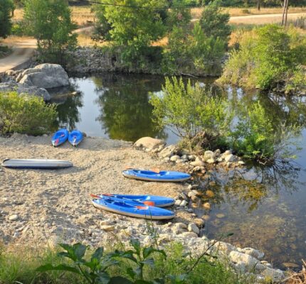 Požičiavanie lodí pri rieke Rizzanese v kempe La Rivière.