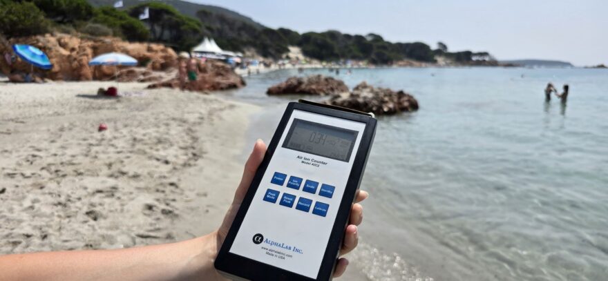 Meranie iónov na pláži Palombaggia na Korzike s naším meračom iónov.