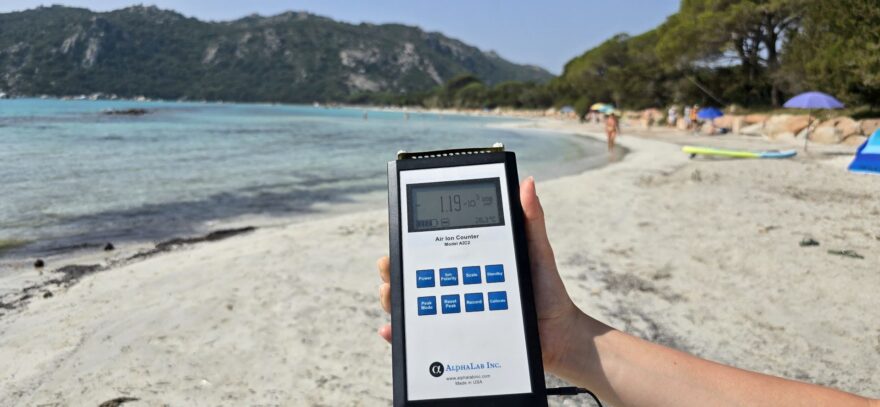 Meranie iónov na Pláži Santa Giulia na Korzike.