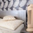 Čistička vzduchu Ionic-CARE dekor dřeva dub na nočním stolku v ložnici