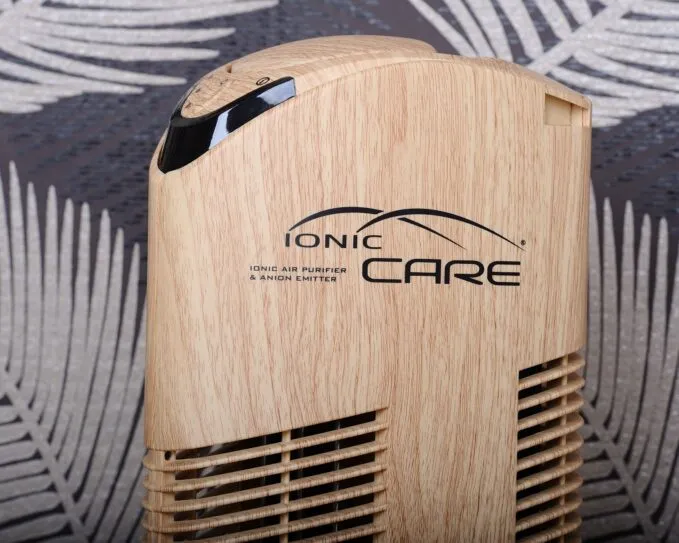 Čistička vzduchu Ionic-CARE dekor dřeva dub detail před stěnou s tapetou
